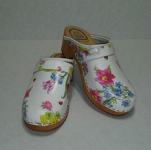 Skane Toffeln Floral Hand Painted Clogs Size 6